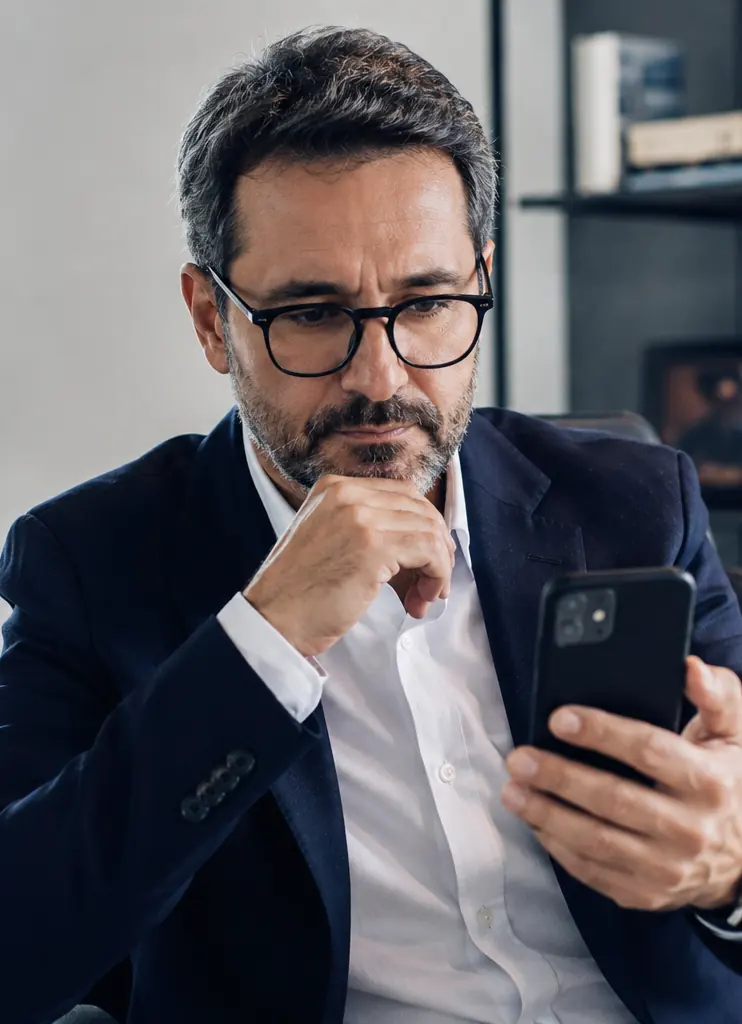 Un consultant consultant son écran