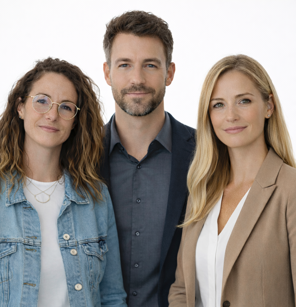 Trois personnes, souriantes, en vêtements décontractés et professionnels. 